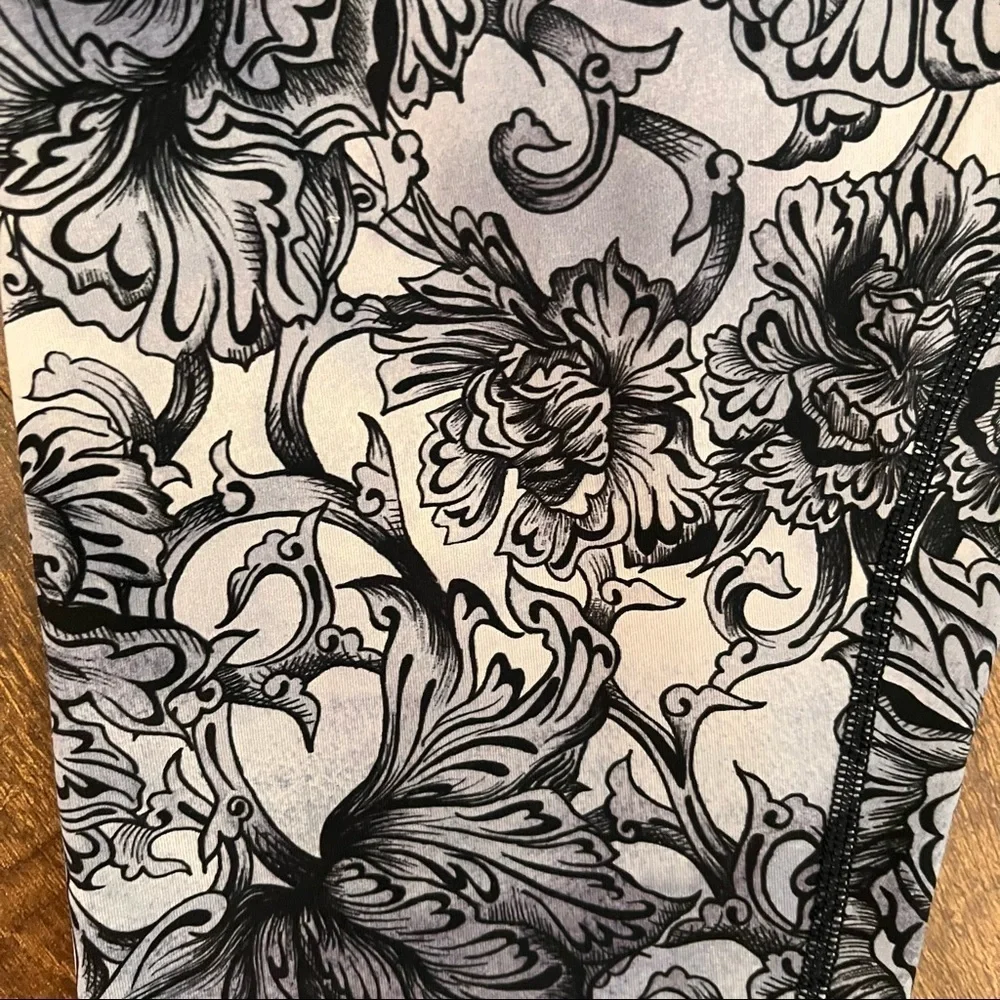 Lululemon Womens high rise crop leggings tights Sz 10 black gray floral